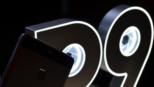 <b>Huawei P9 poposește oficial în România și vine cu un pachet de SERVICE VIP pentru clienți</b>După evenimentul de lansare mondial din Londra la care am participat cu doar câteva săptămâni în urmă, astăzi am luat parte și la evenimentul de debut pe plan local al noului flagship Huawei P9. Locația aleasă a fost clubul Uanderful by Fratelli, o 