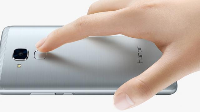 <b>Huawei Honor 5C este anunțat oficial la un preț de 139 dolari; vine cu display FHD de 5.2 inch</b>În cursul acestei dimineți cei de la Huawei au dezvăluit un nou telefon în China, pe numele său Honor 5C. Avem de-a face cu un terminal complet metalic, unul ce vine cu display Full HD de 5.2 inch, 2 GB memorie RAM, scanner de amprente, totul pentru suma 