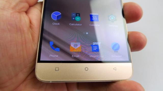 <b>Allview X3 Soul: OS, UI, aplicaţii pe bază de Lollipop, cu câteva mici modificări</b>Acest smartphone rulează Android 5.1.1 Lollipop, într-o variantă destul de apropiată de cea stock, dar cu câteva modificări evident. Am apreciat lookul widget-urilor, iar multitasking-ul e oferit sub formă de carusel, în vreme ce un swipe în jos din..