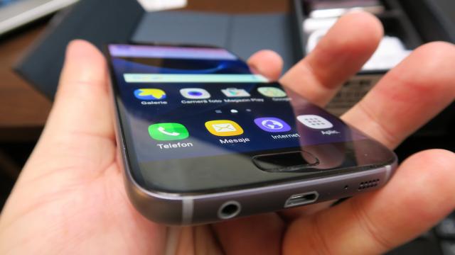 <b>Samsung Galaxy S7: Design de S6 mai rafinat</b>Samsung Galaxy S7 poate fi descris exact ca Galaxy S6: un sandwich de două panouri de sticlă, între care se află o ramă metalică. Diferenţa o constituie detaliile de fineţe, precum modul în are se curbează colţurile sau lăţimea ramei din aluminiu