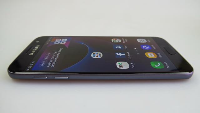 <b>Samsung Galaxy S7: Hardware high-end, un uşor feeling de Galaxy S6s</b>Nu doar Apple are abordarea aceea cu modele cu "S" în coadă şi chiar dacă Samsung nu adoptă aceeaşi denumire, cam o dată la 2 ani lansează un model ce serveşte ca un upgrade al generaţiei trecute. Abia după ce trec 2 generaţii de produs vedem inovaţia