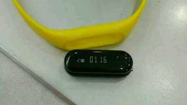 <b>Fitness tracker-ul Xiaomi de nouă generație, afișează ora într-un nou leak, aflăm și prețul încă neanunțatului dispozitiv</b>După ce pe data de 25 aprilie colegul Claudiu Sima informa prin intermediul unui articol despre dezvăluirea noului fitness tracker Xiaomi de către nimeni altul decât Lei Jun, CEO-ul companiei chineze, azi avem parte de o scăpare mai obişnuită