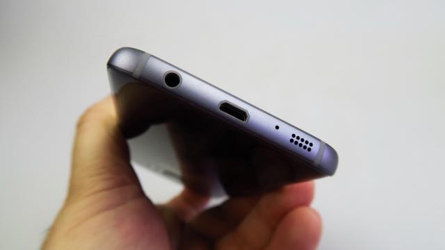 <b>Samsung Galaxy S7: Conectivitate cu extra volum la convorbiri</b>Mulţi se aşteptau ca flagship-ul Samsung pe anul curent să facă trecerea la portul USB Type-C, trend promovat de modelele Nexus de anul trecut. Samsung a decis să mai aştepte, probabil dorind o implementare solidă a încărcării rapide pe acel standard