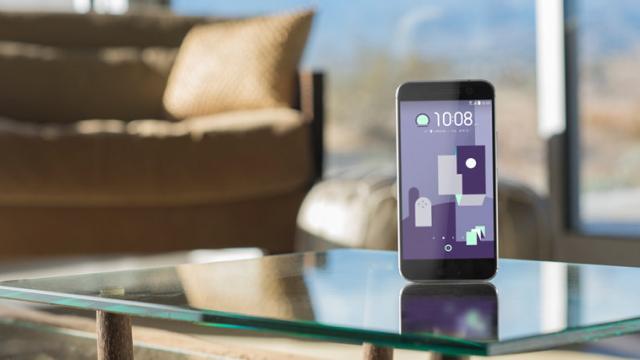 <b>HTC 10 disponibil la precomandă pe MarketOnline.ro; costă 3.198 lei și vine cu un cadou pentru primii clienți</b>Cei de la MarketOnline vin astăzi cu o ofertă specială pentru clienții ce aleg să plaseze o precomandă pentru smartphone-ul HTC 10 - model proaspăt lansat comercial pe plan local. Primii 5 clienți ce comandă produsul de față vor primi cadou o boxă JBL 