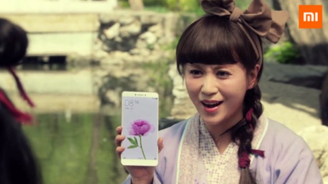<b>Xiaomi Mi Max apare într-un teaser video, cu un corp masiv şi metalic</b>Cu doar 6 zile rămase până la evenimentul pregătit pentru debutul lui Xiaomi Mi Max, iată că astăzi vedem și un teaser video în care gigantul phablet de 6.4 inch ni se prezintă. Acest produs este cu adevărat uriaș, fiind numai bun pentru ca tânăra