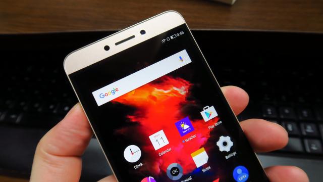 <b>LeTV 1S: Display "a la ASUS ZenFone"</b>LeTV 1S are un display excelent, dacă eşti în căutarea unui telefon pe care să nu poţi să te joci în bătaia soarelui şi pe care clipurile să ţi se pară suprasaturate. Terminalul aduce un ecran Full HD de 5.5 inch, cu panou IPS LCD şi protecţie Gorilla..