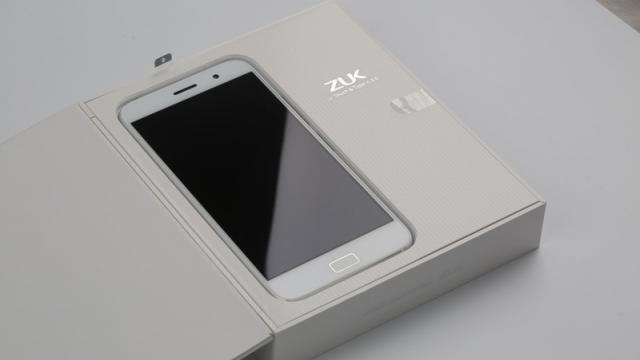 <b>Lenovo ZUK Z1 va fi lansat comercial în India pe data de 10 mai; telefonul vine cu Cyanogen OS 12.1</b>La mai bine de un an de la debutul oficial, iată că smartphone-ul Lenovo Zuk Z1 ajunge acum și în India, compania pregătind un eveniment de lansare comercială pentru data de 10 mai. Acest dispozitiv costă doar 275 dolari și sosește la pachet cu 3 GB RAM