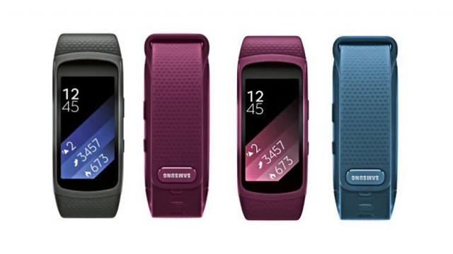 <b>Samsung Gear Fit 2 va fi disponibil în trei variante de culoare; iată-l în noi imagini de presă</b>Noi imagini 3D cu tracker-ul fitness Samsung Gear Fit 2 sosesc și astăzi pe web, materiale ce ne dezvăluie existența a 3 variante de culoare, după cum urmează: negru, roz, respectiv albastru. Terminalul de față ne va aduce un display AMOLED de 1.84 inch