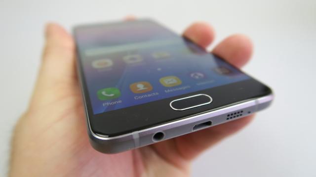 <b>Samsung Galaxy A5 (2016): Design inspirat de Galaxy S6, în cel mai bun sens posibil</b>Galaxy A5 era un telefon unibody metalic, cu inspiraţie de la Galaxy Alpha şi Note 4, iar urmaşul său împrumută elemente de design de la Samsung Galaxy S6. Să primeşti un design similar cu al flagship-ului de anul trecut la sub 1.500 de lei e fantastic..