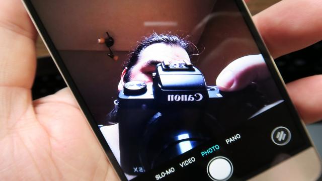 <b>LeTV 1S: Cameră mai bună decât lasă de înțeles prețul terminalului</b>LeTV 1S nu se prezintă cu vreun limbaj fistichiu şi promisiuni de tehnologii pe care nu le putem pronunţa. El merge pe sinceritate şi are un senzor familiar, de 13 megapixeli, cu deschidere F/2.0, tehnologie ISOCELL şi Phase Detection Autofocus