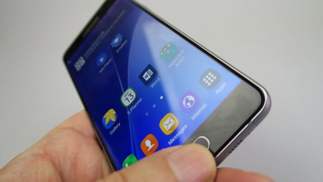 <b>Samsung Galaxy A5 (2016): Display excelent, cu un contrast foarte bun</b>Samsung a pus la bătaie dotări de top pe modelele sale midrange din acest an, fără a se sfii să includă panouri Super AMOLED de calitate spre exemplu. Astfel, Galaxy A5 (2016) vine cu un ecran Super AMOLED Full HD de 5.2 inch, o creştere de rezoluţie..