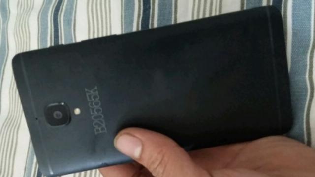 <b>OnePlus 3 ar putea sosi și într-o versiune cu 6 GB RAM; vedem noi fotografii cu acesta</b>Smartphone-ul OnePlus 3 este pe cale să fie lansat oficial curând, lucru dezvăluit într-un fel sau altul de numeroasele materiale ajunse pe web. Astăzi vedem noi imagini cu noul flagship, și aflăm todată despre posibilitatea ca acesta să vină în două