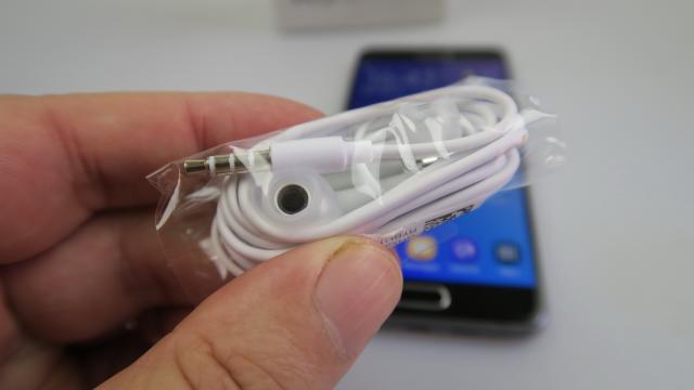 <b>Samsung Galaxy A5 (2016): Multimedia cu opţiuni ample de egalizare, volum OK</b>Ca de obicei, Samsung ne oferă un singur difuzor pe acest smartphone, unul plasat în zona inferioară şi aduce playerul muzical tipic, doldora de opţiuni de egalizare. Ele includ atât setări legate de genuri muzicale, cât şi două "butoane" în gen combina