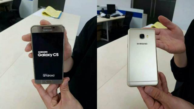 <b>Samsung Galaxy C5 şi Galaxy C7 îşi dezvăluie specificaţiile şi preţurile</b>Sud-coreenii de la Samsung pregătesc debutul unei noi game de terminale mobile, și anume Galaxy C. Primele modele din gamă sunt Galaxy C5 și Galaxy C7 - smartphone-uri ale căror specificații tehnice le aflăm chiar astăzi prin intermediul unui zvon sosit