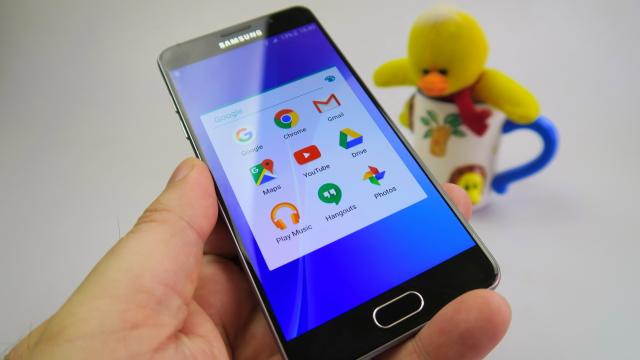 <b>Samsung Galaxy A5 (2016): OS, UI, aplicaţii din epoca Lollipop, cu TouchWiz pre-S7</b>Samsung Galaxy A5 (2016) surprinde prin faptul că nu vine cu Android 6.0 Marshmallow la bord, deşi a fost anunţat în decembrie 2015 şi avea tot timpul din lume să primească actualizarea. El rulează Android 5.1.1 Lollipop, cu TouchWiz aplicat peste şi vine