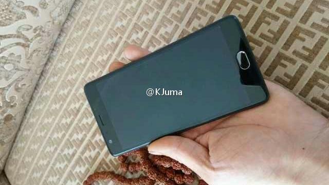 <b>OnePlus 3 ar putea opta pentru un display de 5 inch; telefonul apare în noi fotografii</b>Pe măsură ce noi imagini cu OnePlus 3 ajung pe web, cresc și șansele ca telefonul să fie lansate foarte curând. Astăzi vedem două noi fotografii cu acest dispozitiv, materiale ce ne prezintă portul USB Type-C de la bază, amplasarea difuzorului, dar și