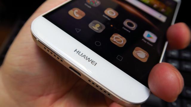 <b>Huawei G8: Baterie modestă la playback, bună la utilizare continuă</b>Huawei G8 a sosit împreună cu Mate S anul trecut la IFA şi în mod surprinzător acest model plusează cu o baterie mai mare decât a lui Mate S. Ea oferă o capacitate de 3000 mAh, cu 300 mAh mai mare decât modelul "coleg”..