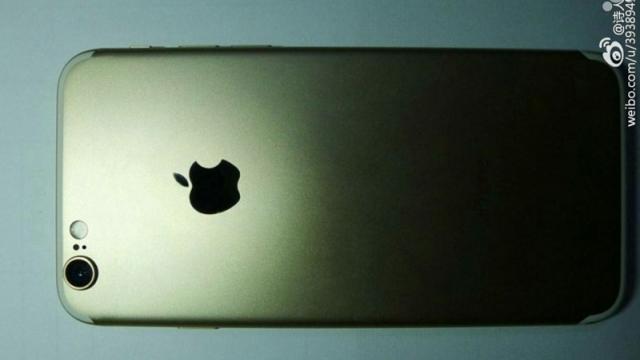 <b>Panoul spate destinat lui iPhone 7 este fotografiat în China; vedem și posibilul ambalaj de retail</b>Cu toate că este puțin cam devreme să vedem fotografii reale cu iPhone 7, iată că acestea există. Direct din China sosește astăzi o imagine cu ce pare a fi panoul spate destinat noului flagship Apple, un telefon a cărui lansare este programată pentru luna