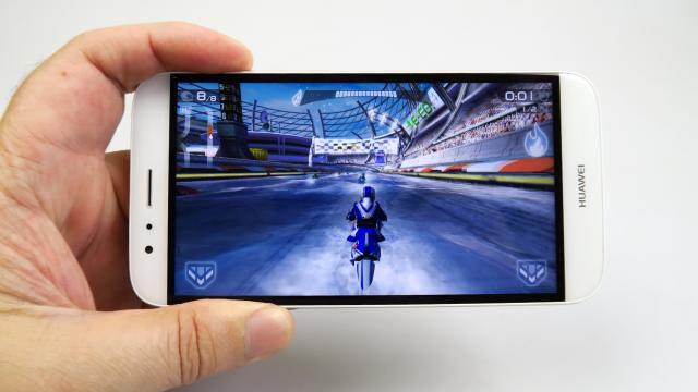 <b>Huawei G8: Benchmark-uri bunicele pentru un midrange, dar nu şi la aspectul 3D</b>Huawei G8 este un telefon midrange pursânge, care optează pentru deja bătrânul procesor Qualcomm Snapdragon 615, un octa core des folosit pe telefoanele cu preţ sub 2000 de lei. Primim şi 3 GB RAM aici, 32 GB stocare şi slot microSD. Performanţa la utiliz