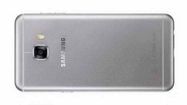 <b>Samsung Galaxy C5 şi C7 apar în noi imagini 3D, oferă un design rafinat, familiar</b>Telefoanele Samsung din Seria C sunt foarte interesante, pentru că se abat puţin de la designul standard din celelalte game de produse Samsung şi oferă şi dotări peste medie la anumite capitole. Seria e inaugurată de Galaxy C5 şi C7, care primesc..
