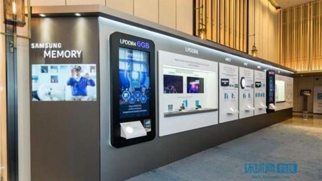 <b>Samsung lansează un chip de 6 GB RAM ce ar putea ajunge pe Note 6 </b>Samsung Galaxy Note 6 ar putea fi lansat oficial chiar la sfârșitul lunii august, smartphone ce ne va oferi câteva upgrade-uri interesante la pachet. Una dintre dotările vehiculate este prezența unui chip de 6 GB RAM la bord, componentă pe care cei de la