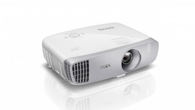 <b>BENQ aduce în România trei noi proiectoare; două dintre acestea vor fi disponibile doar în perioada EURO 2016</b>Cei de la BENQ anunță astăzi startul comercializării de noi proiectoare video pe perioada campionatului european de fotbal EURO 2016, aceste dispozitive oferind și un mod special pentru vizualizarea de competiții sportive. Printre cele 3 modele vândute