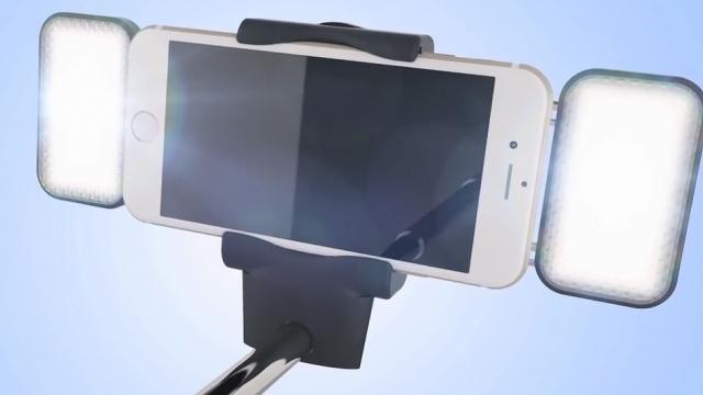 <b>Supradoză de selfie stick: selfie stick-ul UnREAL vine cu extensie automată, ventilatoare şi mega blitz (Video)</b>Selfie stick-urile au prins foarte bine la public, acest accesoriu fiind unul de nelipsit din bagajele călătorilor. Deși sunt numeroase modele disponibile pe piață, acestea urmează în mare parte un principiu similar, fără a oferi funcții extra. Dar UnREAL