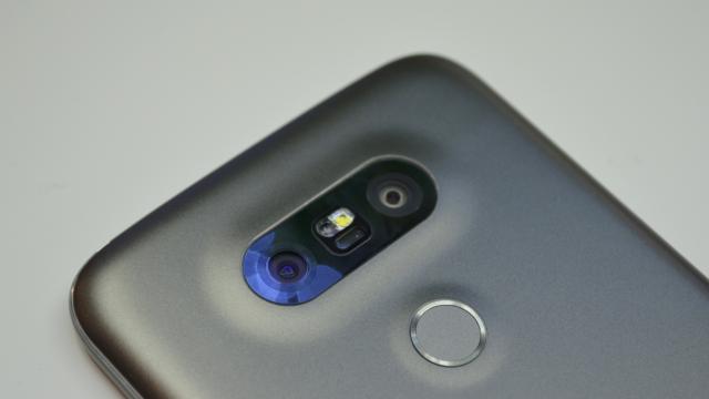 <b>Apple ar fi ales LG Electronics drept furnizor principal pentru modulele foto duale destinate lui iPhone 7 Plus</b>Una dintre dotările așteptate să-și facă apariția la bordul lui iPhone 7 Plus, este un senzor foto dual cu capabilități mai speciale. Prin intermediul analistului Chris Chang aflăm că Apple ar fi ales pe cei de la LG Electronics pentru dezvoltarea acestor