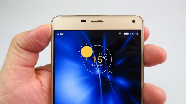 <b>Allview P8 Energy Pro: Display luminos, ce trece de nivelul de 500 LUX</b>Allview P8 Energy Pro îşi rezervă dreptul de frate mai mare al lui P8 Energy prin ecranul de 6 inch. Acesta este un panou AMOLED 2.5D, cu rezoluţie Full HD şi tehnologie On Cell. Primim şi protecţie Gorilla Glass 3 şi playerul video folosit pe acest..