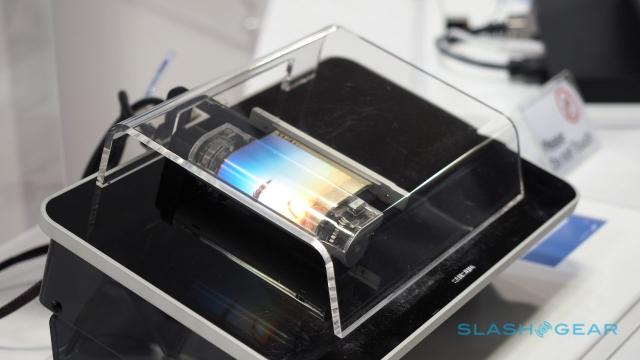 <b>Display-ul flexibil ce ar putea ajunge pe Galaxy X este prezentat în San Francisco (Video)</b>În ultimii ani am întâlnit pe piață și smartphone-uri cu display-uri curbate sau flexibile, acest concept pornind de la LG G Flex și Samsung Galaxy Round, terminale ce au stat la baza evoluției actuale. Coreenii de la Samsung au cu ce se lăuda în acest 