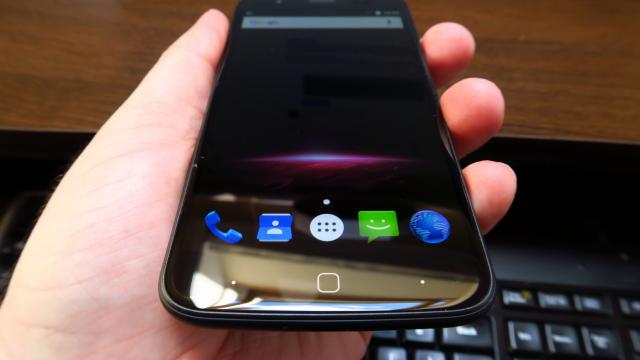 <b>Vernee Thor: design elegant, curbat, comod</b>Vernee Thor îţi va lua două lucruri: cheile de la maşină şi amprenta. Întâi îţi ia cheile de la maşină pentru că nu ai nevoie de ea, handsetul oferind Uber la un touch distanţă şi apoi îţi ia amprentele pe spatele său soft touch