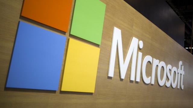 <b>Microsoft continua cu tăierile la sânge, anunţă reduceri de personal la Microsoft Mobile, secţiunea smartphone</b>Nu ştiu dacă în romana avem o expresie echivalentă pentru "kicking the dead horse", dar cam aşa mă simt de fiecare dată când trebuie să scriu despre Lumia sau Microsoft Mobile şi eşecul lor spectaculos. Practic tot lovim un cal mort, iar Microsoft..