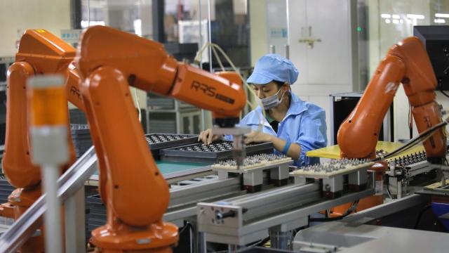 <b>Foxconn concediază un număr de 60.000 muncitori; aceștia vor fi înlocuiți de roboți</b>Foxconn anunță astăzi disponibilizarea a unui număr de 60.000 muncitori, aceștia urmând a fi înlocuiți de roboți capabil să execute aceleași task-uri repetitive pentru asamblarea device-urilor mobile. În acest fel, gigantul taiwanez își va reduce