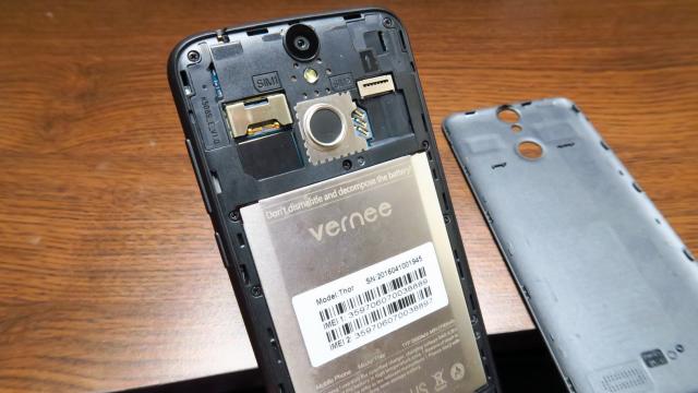 <b>Vernee Thor: Baterie bună, e peste jucători cu de 5 ori mai scumpi</b>E şocant să îţi imaginezi că micuţul Vernee Thor are bateria mai bună decât mamutul Huawei P8 Max. Şi nici măcar nu e o glumă! Era de aşteptat ce e drept, având în vedere capacitatea generoasă de 2.800 mAh la un ecran de 5 inch