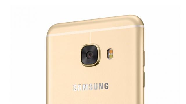 <b>Samsung anunță smartphone-ul Galaxy C5; terminal metalic cu 4 GB RAM</b>În cursul zilei de astăzi, 26 mai, producătorul sud-coreean Samsung a anunțat lansarea smartphone-ului Galaxy C5 pe piața din China, un produs ce sosește într-un corp metalic unibody alături de dotări high-end. Avem un display de 5.2 inch cu rezoluție 