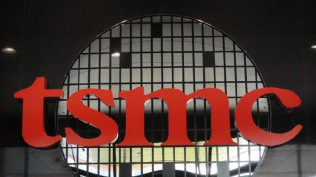<b>TSMC confirmă că lucrează la primul procesor de 7 nm și e primul de acest tip din industrie ce a primit certificare</b>TSMC este un alt nume din industria procesoarelor, companie ce anunță astăzi faptul că lucrează la primul chip pe tehnologie de 7 nm. Informația provine chiar din partea CEO-ului companiei ce afirmă că acest chip a primit certificarea necesară pentru a