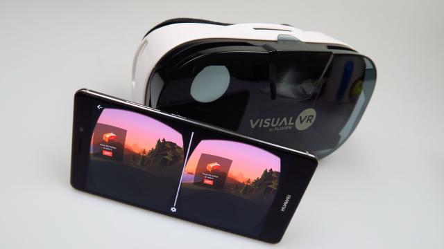 <b>Prezentare Allview Visual VR2 + unboxing şi concurs: 360 de grade de divertisment multimedia (Video)</b>Allview Visual VR 2, headset al companiei Allview, care costă 159 lei sau poate fi primit cadou cu telefonul Allview P8 Energy Pro. Cu acel model am prezentat şi headset-ul în tandem în clipul de mai jos