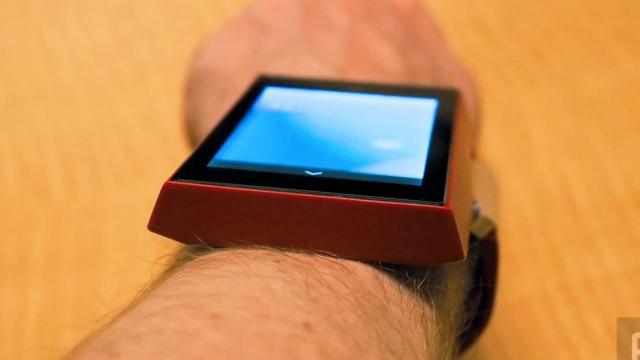 <b>Rufus Cuff e o “tabletă” de purtat la încheietura, care duce smartwatchurile la nivelul următor</b>Rufus Cuff este un smartwatch cu adevărat spectaculos, unul ce se vrea a fi mai degrabă o tabletă purtabilă. Acest device interesant a fost anterior subiectul unei campanii de crowfunding, ba chiar una reușită ce i-a adus companiei producătoare suma de
