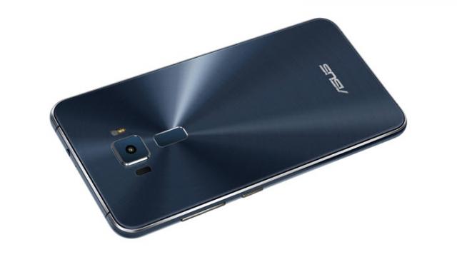<b>Asus ZenFone 3 este lansat oficial; vine cu 4 GB RAM și cameră foto cu OIS (Video)</b>În cadrul show-ului Computex 2016 ce și-a deschis porțile în această dimineață, cei de la Asus au venit pe scenă cu trei noi terminale mobile, unul dintre acestea fiind modelul ZenFone 3. Telefonul aduce un design complet redefinit, optându-se pentru 