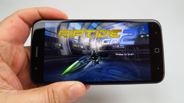 <b>Vernee Thor: Benchmark-uri cu surprize, unele peste aşteptări, dar şi uşoară supraîncălzire</b>Vernee Thor dispune de un procesor octa core MediaTek MT6753 de 1.3 GHz, cu GPU Mali T720 MP3 şi 3 GB RAM la pachet. Ni se promite deci o performanţă bună, mai ales pentru un model midrange accesibil. Primim şi 16 GB stocare, slot microSD şi acest smartph