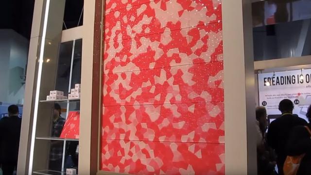 <b>E Ink prezintă mobilă şi ziduri acoperite cu e-paper cu colorit dinamic la Bienala Arhitecturală din Veneţia ediţia 2016</b>Tehnologia E Ink nu e asociată doar cu e-readerele, ci mai nou şi cu mobila şi cu arhitectura. O dovedesc cei de la E Ink, care au participat la Bienala de Arhitectură din Veneţia, ediţia 2016, cu câteva exponate interesante