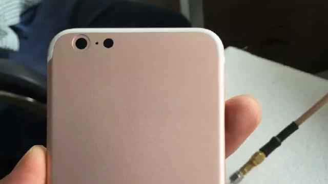 <b>Apple, upgrade major de iPhone doar o dată la 3 ani și versiune de bază începând cu 32GB stocare</b>Apple ar putea opta pentru un ciclu de upgrade pentru terminalele iPhone de 3 ani şi nu 2 ca până acum. În mod tradiţional primeam o generaţie de iPhone, apoi o actualizare cu particula "S" în coada care păstra scheletul modelului iniţial şi adăuga..