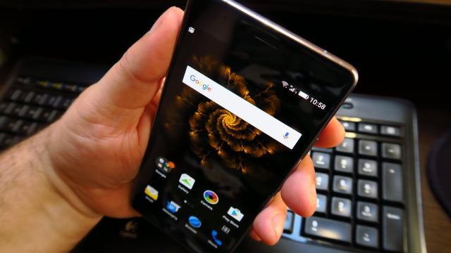 <b>Allview X3 Soul Pro: Baterie surprinzător de bună pentru un corp atât de subţire</b>Vă spun sincer că nu mă aşteptam ca un telefon cu talie de 7 mm să livreze pe partea de baterie. Eram gata să îl scuz pe X3 Soul Pro, amintind că "deh măcar primim design frumos", când am văzut capacitatea de 3.000 mAh a bateriei şi mi-am dat seama că..