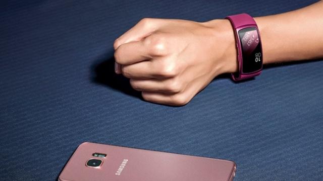 <b>Samsung prezintă tracker-ul fitness Gear Fit 2 și căștile wireless Gear IconX</b>După cum era de așteptat, cei de la Samsung au dezvăluit astăzi noul tracker fitness Gear Fit 2. Acesta nu a sosit singur, ci alături de căștile wireless Gear IconX ce aduc 4 GB memorie internă la pachet cu posibilitatea de stocare a unui număr de 1000