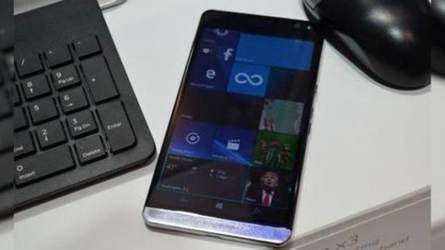 <b>Mega înlocuitorul de PC HP Elite x3 primeşte prezentări oficiale detaliate: cel mai bine dotat smartphone Windows 10 Mobile</b>La Mobile World Congress 2016 am asistat și la debutul lui HP Elite X3 - cel mai bine pus la punct phablet Windows 10 Mobile de pe piață la ora actuală. Acest dispozitiv primește astăzi o serie de prezentări video oficiale detaliate, materiale din care 