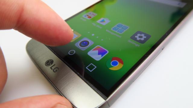 <b>LG G5: Design metalic special, modularitate şi îmbinări nu chiar șic</b>S-a discutat mult despre carcasa lui LG G5 şi deşi atunci când pui mâna pe telefon ai senzaţia că e fabricat din plastic, e vorba în realitate de metal. E de fapt o carcasă metalică peste care e aplicată o soluţie specială, folosită pentru a face..