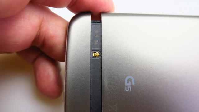 <b>LG G5: Hardware excelent, vrem mai multă modularitate</b>LG G5 are o scuză uriaşă pregătită pentru orice dotare hardware sacrificată: e modular şi ca atare a trebuit să renunţe la "acel lucru". În acest caz "acel lucru" ar fi bateria, care nu e chiar cea mai bună din lume, de fapt e chiar neimpresionanta