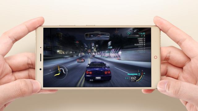 <b>ZTE lansează phablet-ul de 6 inch Nubia Z11 Max; acesta vine cu procesor Snapdragon 652</b>Cel mai nou phablet din gama Nubia a celor de la ZTE, a debutat chiar seara trecută în cadrul unui eveniment de presă grandios ce a atras cu siguranță atenția publicului. Noul venit are o diagonală de 6 inch și beneficiază de un procesor octa-core Snapdra