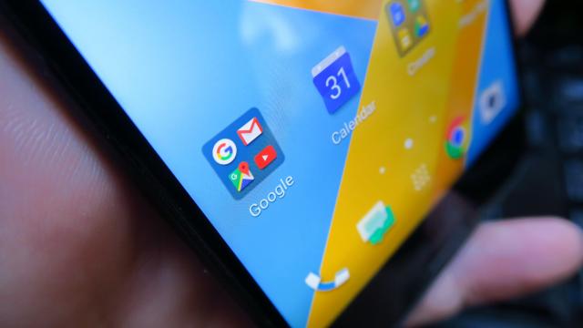 <b>HTC 10: Display superior predecesorului, posibil apogeul Super LCD</b>În vreme ce până şi Apple ar pregăti trecerea la OLED, HTC îşi păstrează fidelitatea faţă de LCD, în varianta lor obişnuită Super LCD ajunsă la generaţia 5 pe HTC 10. Terminalul vine cu un ecran de 5.2 inch, cu rezoluţie Quad HD