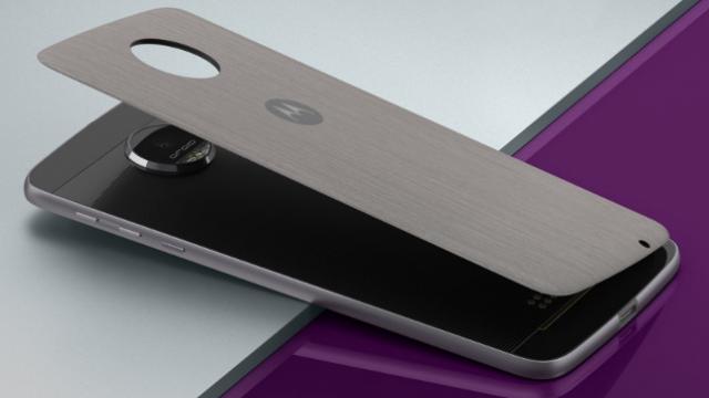 <b>Iată cele 3 module disponibile pentru Moto Z și Moto Z Force; difuzor stereo, proiector și baterie externă</b>Un feature important regăsit pe noile smartphone-uri Motorola Moto Z și Moto Z Force este acel port magnetic special, unul prin care se pot conecta diverse module la terminal. Pentru început există trei astfel de module, printre acestea regăsindu-se 